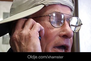 Seks w kinie z oszukańczą dziwką przenikniętą przez nieznajomego