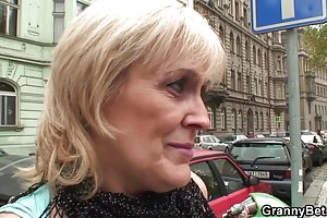 Argentyńska para pieprzy się na czworakach i ogląda piłkę nożną