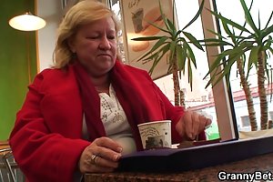 Dojrzałe hiszpańskie duże cycki wpadają w amatorskie porno, by być dziwką