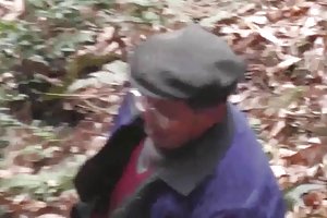 Robi sztuczki z matką, żeby go szarpnąć i ją pieprzy