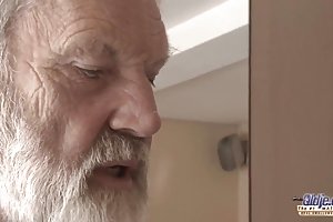 Spal pył ze swoją dziewczyną, gdy poruszają cyckami bez zatrzymywania się