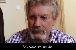 Posłuszny syn zostaje okradziony przez swoją złośliwą matkę